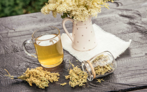 Achillea: proprietà, benefici e usi in fitoterapia e cosmetica Achillea: proprietà, benefici e usi in fitoterapia e cosmetica