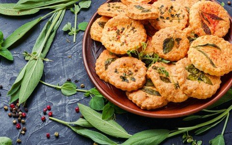 Biscotti aromatizzati con erbe: una delizia unica per il palato Biscotti aromatizzati con erbe: una delizia unica per il palato