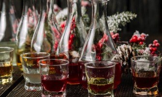 Creazione di liquori e grappe artigianali con erbe officinali: guida pratica