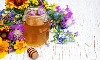 Mieli con erbe officinali un elixir naturale per salute e benessere