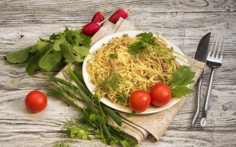Spaghetti con erbe aromatiche: una ricetta naturale da erbologica Spaghetti con erbe aromatiche: una ricetta naturale da erbologica