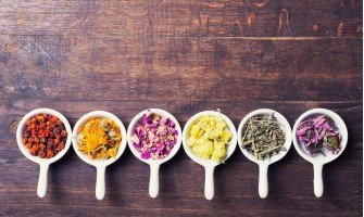 Tisane per la cura della pelle: guida alle erbe per una pelle luminosa e sana