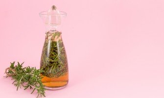 Come creare un delizioso liquore al rosmarino fatto in casa