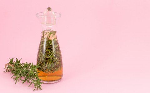 Come creare un delizioso liquore al rosmarino fatto in casa Come creare un delizioso liquore al rosmarino fatto in casa