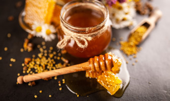 Come le api curano il corpo: benefici del miele, propoli, pappa reale e polline