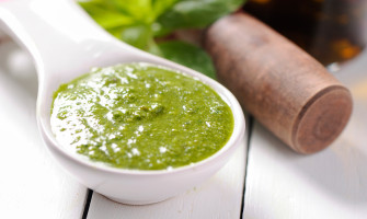 pesto di ortica fatto in casa | ricetta facile e vantaggi – erbologica.it