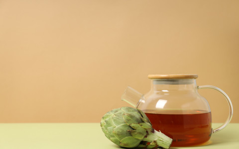 Amaro al carciofo fatto in casa: ricetta digestiva con arancia e spezie Amaro al carciofo fatto in casa: ricetta digestiva con arancia e spezie