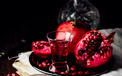 Amaro al melograno: ricetta casalinga tra tradizione e innovazione Amaro al melograno: ricetta casalinga tra tradizione e innovazione