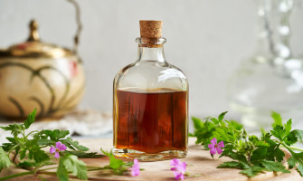 Amaro alle erbe casalingo: la ricetta base con genziana e china