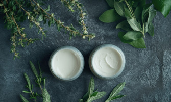 Creme naturali con erbe officinali: guida alla preparazione casalinga