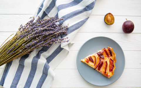 Crostata di mele e cannella con lavanda: ricetta profumata e originale Crostata di mele e cannella con lavanda: ricetta profumata e originale
