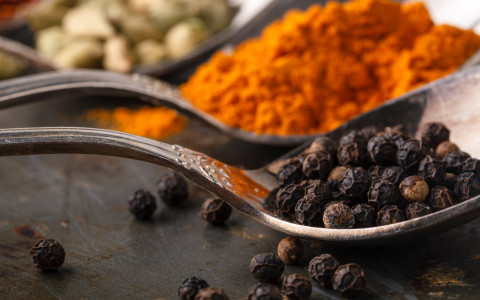 Curcuma e pepe nero: la combinazione che potenzia i benefici Curcuma e pepe nero: la combinazione che potenzia i benefici