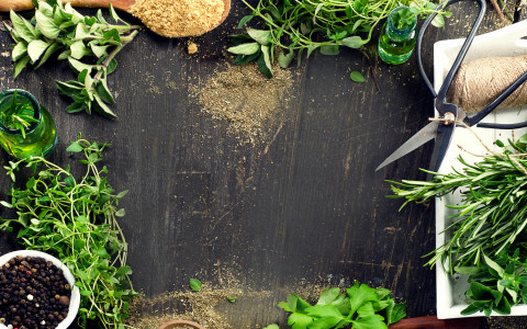 Erbe in cucina: guida pratica tra tradizione e ricette moderne Erbe in cucina: guida pratica tra tradizione e ricette moderne