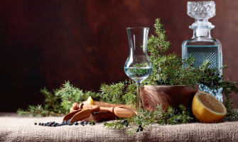 Grappa aromatica con bacche di ginepro e alloro: ricetta tradizionale