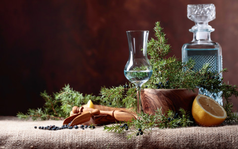 Grappa aromatica con bacche di ginepro e alloro: ricetta tradizionale