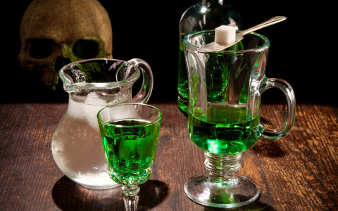 Grappa all’assenzio: ricetta casalinga e tradizione erboristica