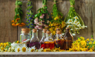 Grappe, amari e distillati con erbe officinali: guida alla tradizione casalinga