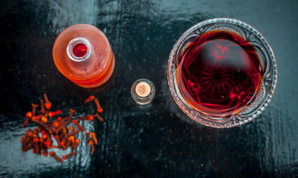 Liquore speziato allo zafferano e cardamomo: ricetta e tradizione