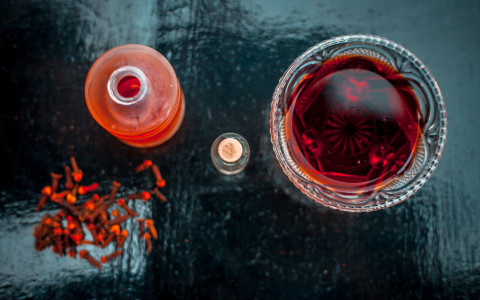 Liquore speziato allo zafferano e cardamomo: ricetta e tradizione Liquore speziato allo zafferano e cardamomo: ricetta e tradizione