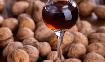 Come preparare il nocino fatto in casa con le noci verdi