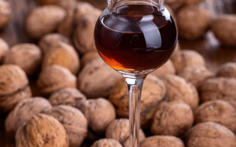 Come preparare il nocino fatto in casa con le noci verdi Come preparare il nocino fatto in casa con le noci verdi