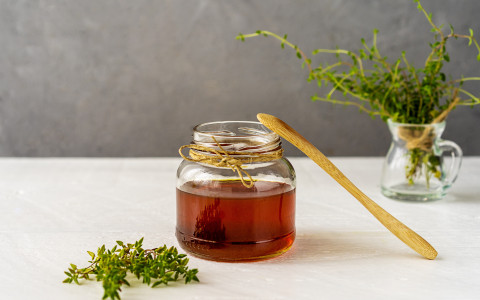 Sciroppo di timo e miele per la tosse: ricetta e benefici naturali Sciroppo di timo e miele per la tosse: ricetta e benefici naturali