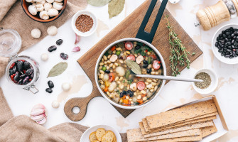 Zuppa di cereali ed erbe officinali: ricetta e benefici