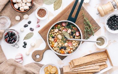 Zuppa di cereali ed erbe officinali: ricetta e benefici Zuppa di cereali ed erbe officinali: ricetta e benefici