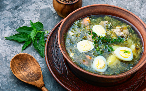 Zuppa contadina con ortica e tarassaco: ricetta tradizionale e benefici Zuppa contadina con ortica e tarassaco: ricetta tradizionale e benefici