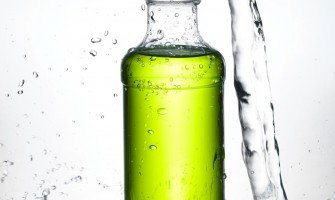 Acqua aromatizzata fai-da-te: ricette e benefici per l'Idratazione naturale