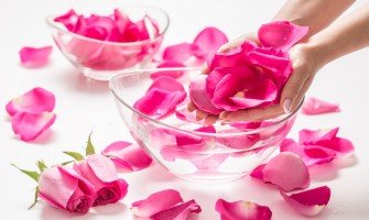 acqua di rose benefici, proprietà per la pelle del viso e beauty routine