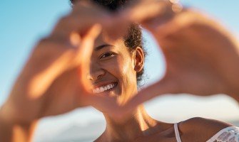 Come ottenere un'abbronzatura perfetta e naturale: consigli per attivare e mantenere la melanina estiva