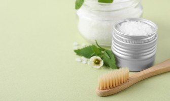 Sfruttare le proprietà curative delle erbe medicinali: Guida passo dopo passo alla creazione di un dentifricio alle erbe fai da te