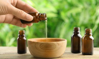 Emorroidi e oli essenziali un approccio naturale alla cura