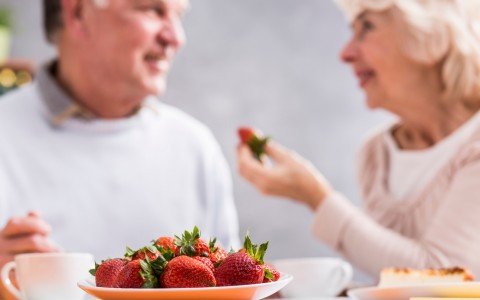 Fragole: migliorano la funzione cognitiva e abbassano la pressione negli anziani Fragole: migliorano la funzione cognitiva e abbassano la pressione negli anziani