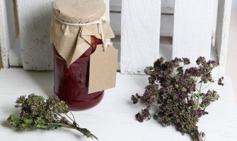 Dal giardino al barattolo, esplorando i benefici per la salute delle marmellate di piante medicinali fatte in casa