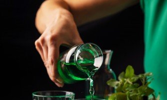 Creare il perfetto liquore alla menta: guida alla preparazione passo dopo passo