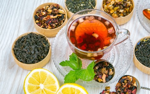 Rinfrescati con le tisane dissetanti estive fredde di erbologica: un mix unico di erbe e piante officinali Rinfrescati con le tisane dissetanti estive fredde di erbologica: un mix unico di erbe e piante officinali