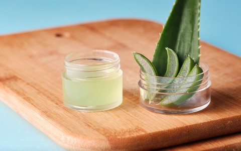 Aloe vera gel puro per la pelle: proprietà, benefici e utilizzi Aloe vera gel puro per la pelle: proprietà, benefici e utilizzi