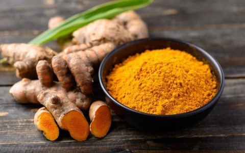 Curcuma: polvere, capsule e tintura idroalcolica – benefici, utilizzi e come assumerla Curcuma: polvere, capsule e tintura idroalcolica – benefici, utilizzi e come assumerla