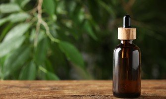 Benefici ed usi dell'olio dell'albero del tè per il mal di gola