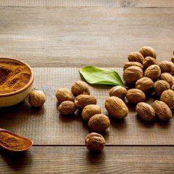 Noce moscata intera Noce moscata intera