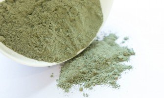 I numerosi benefici dell'uso della polvere di argilla verde per la vostra pelle