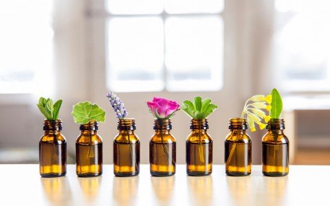 Liberare il potere degli oli essenziali, una guida completa ai loro benefici e usi Liberare il potere degli oli essenziali, una guida completa ai loro benefici e usi