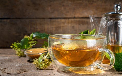 Tisana al tiglio un rimedio naturale per lo stress e l'ansia Tisana al tiglio un rimedio naturale per lo stress e l'ansia
