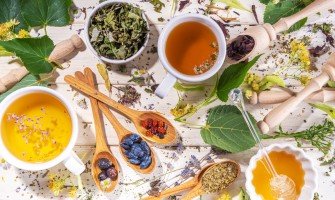 Le tisane di erbe medicinali che possono curare l'artrite