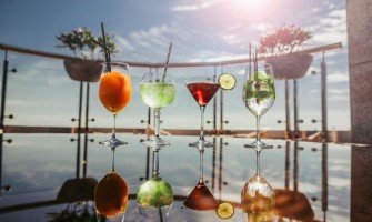 Cocktail e liquori alle erbe officinali: una guida completa